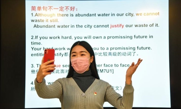 Một giáo viên giảng bài qua điện thoại di động ở thành phố Đông Hải, tỉnh Giang Tô, Trung Quốc, ngày 17/2. Ảnh: AFP.