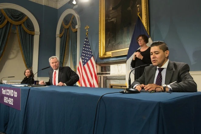 Richard Carranza, Giám đốc Sở Giáo dục New York (ngoài cùng bên trái) phát biểu trong một cuộc họp báo về Covid-19. Ảnh: William Farrington.