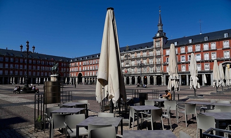 Nhà hàng tại quảng trường Mayor ở trung tâm Madrid đóng cửa ngày 14/3. Ảnh: AFP.