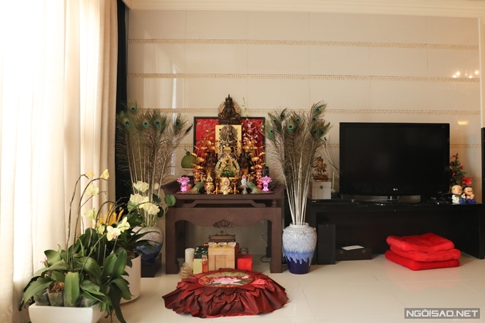 Ngay khu vực TV, bố của Khánh Vân thỉnh một số tượng Phật để làm nơi thờ cúng.