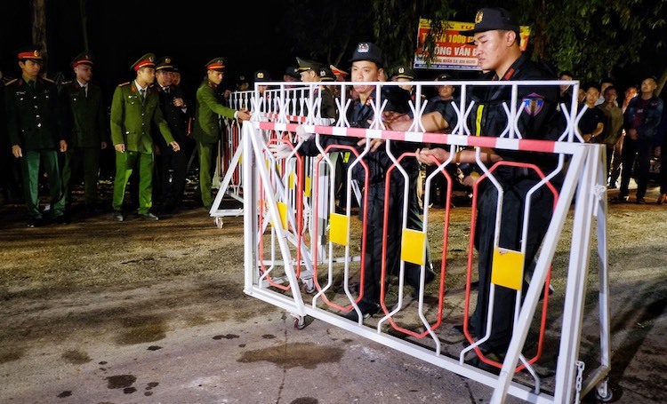 Cảnh sát dỡ bỏ chốt kiểm soát ra vào xã Sơn Lôi lúc 0h ngày 4/3. Ảnh: Giang Huy