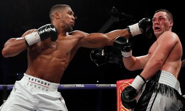 Joshua (trái) trong trận thống nhất đai vô địch quyền Anh hạng nặng với Joseph Parker. Ảnh: Reuters.