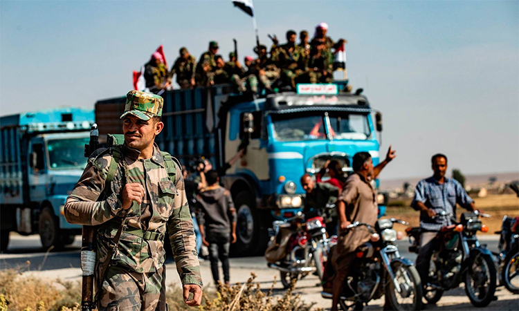 Quân nhân Syria tới thị trấn Tal Tamr sau thỏa thuận với chính quyền người Kurd vào tháng 10/2019. Ảnh: AFP.