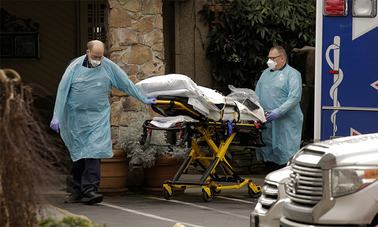 Nhân viên y tế chuẩn bị đưa bệnh nhân ra khỏi viện dưỡng lão Life Care ở Kirkland, bang Washington ngày 6/3. Ảnh: Reuters.