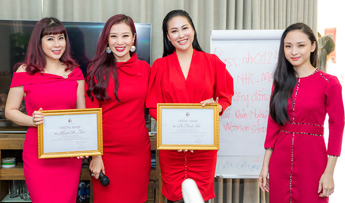 Phi Thanh Vân được quý bà Thu Hương trao chứng nhận Huấn luyện viên mạng lưới phụ nữ khởi nghiệp.