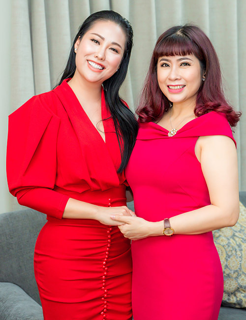Nữ diễn viên chụp ảnh cùng doanh nhân Hoa Tâm trong buổi talkshow.