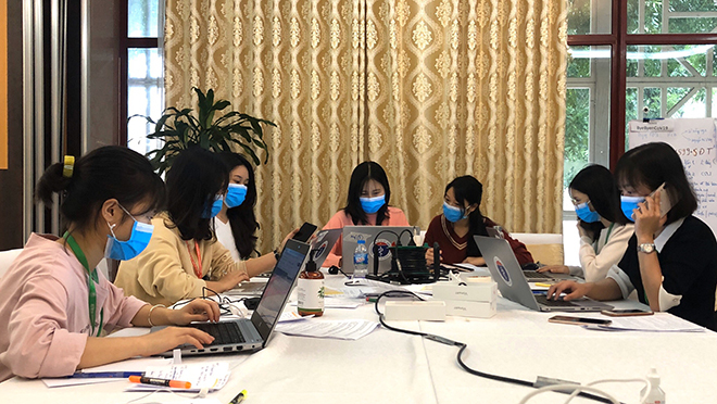 Trang (áo đen) cùng các thành viên trong Tổ công tác chống dịch đang gọi điện cho hành khách trên chuyến bay, khoanh vùng dịch tễ. Ảnh: Nhân vật cung cấp