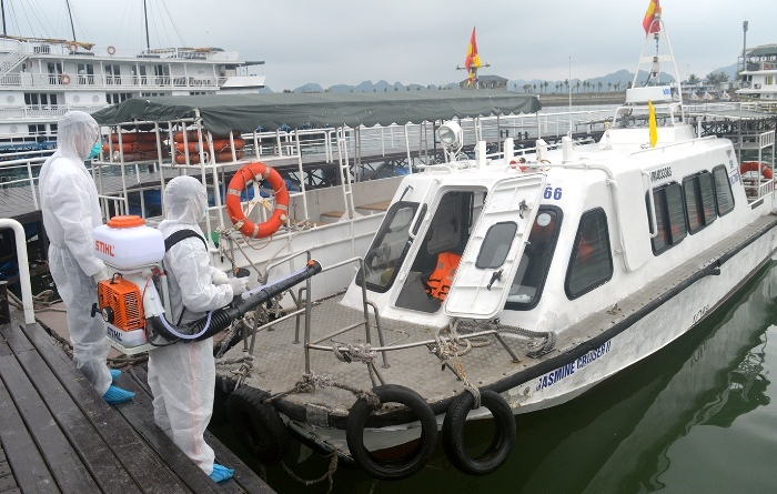 Cảng tàu khách quốc tế Tuần Châu được phun khử trùng sau khi đón nhóm người nước ngoài lên bờ đi cách ly. Ảnh: BQN