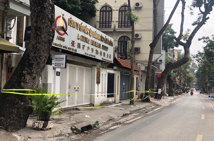 Khu phố nhà bệnh nhân nhiễm nCoV thứ 21 ở Hà Nội bị cách ly sáng 8/3. Ảnh: Hoàng Phương