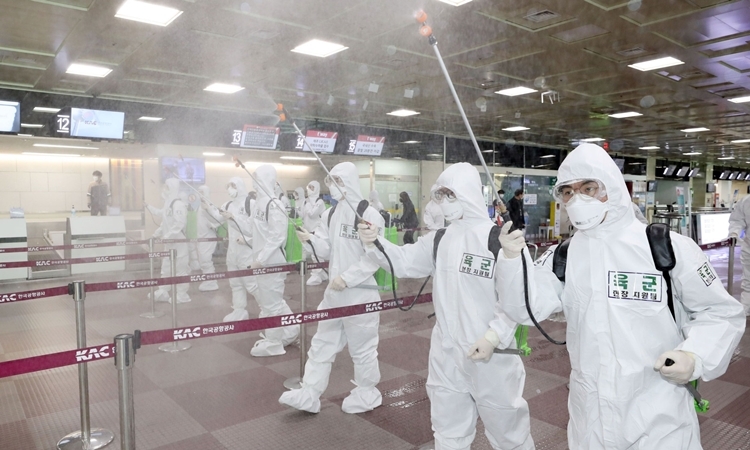 Lính Hàn Quốc phun khử trùng sân bay ở Daegu ngày 6/3. Ảnh: AFP.