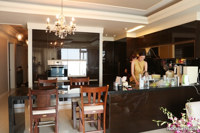 Không gian bếp nối liền phòng khách. Hiện mỗi ngày bố mẹ Khánh Vân từ nhà ở quận Bình Tân sang căn hộ để nấu cơm, ăn uống và trò chuyện cùng con gái.