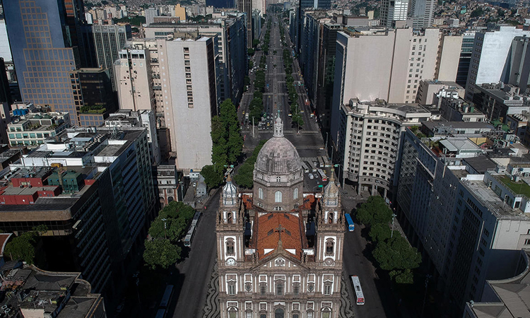 Nhà thờ Candelaria và đại lộ Presidente Vargas ở trung tâm Rio de Janeiro, Brazil nhìn từ trên cao hôm 25/3. Ảnh: AFP.