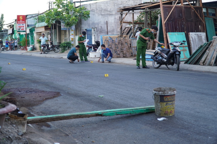 Cảnh sát Bình Thuận khám nghiệm hiện trường vụ án trên đường Võ Văn Tần. Ảnh: Việt Quốc
