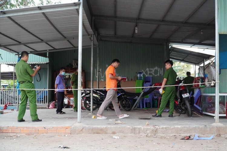 Cảnh sát khám nghiệm hiện trường vụ án mạng khiến ông Phương tử vong, chiều 4/3. Ảnh: Việt Quốc