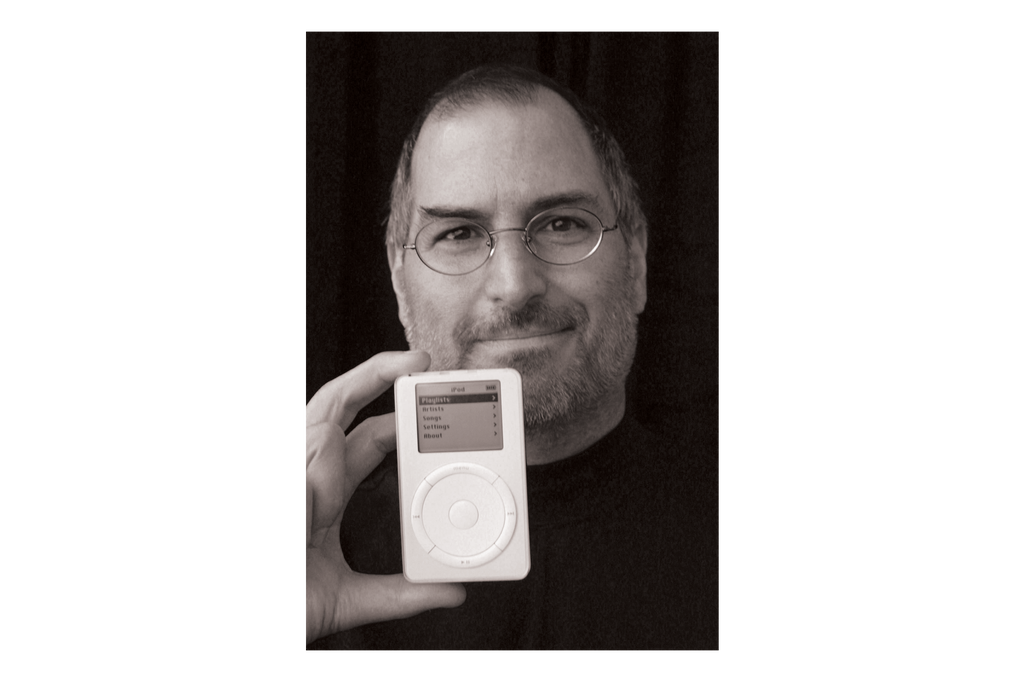 Máy nghe nhạc của Apple ra mắt 2001, thiết kế bởi Jony Ive. iPod được xem là thiết bị thừa kế ngai vàng của Sony Walkman nhờ khả năng đặt mọi âm nhạc trong túi. Theo José Manuel dos Santos, trưởng phòng thiết kế và trải nghiệm người dùng của Signify, iPod là yếu tố giúp thúc đẩy ngành công nghiệp âm nhạc tiến lên.