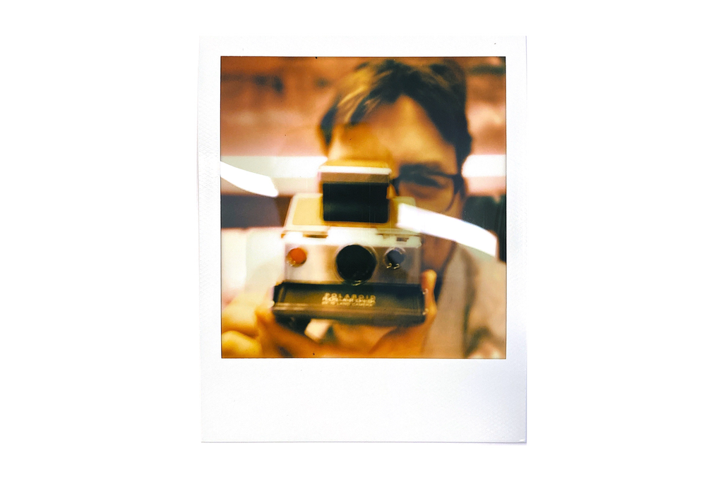 Polaroid SX-70 ra mắt năm 1972. Máy được ví như một phòng thí nghiệm máy phim thu nhỏ thời bấy giờ. Thay vì phải chụp, tráng phim để cho ra ảnh, SX-70 có thể chụp và lấy ảnh sau vài phút - điều hầu hết máy ảnh không thể làm được trong những năm 1970. Ảnh: Fortune.