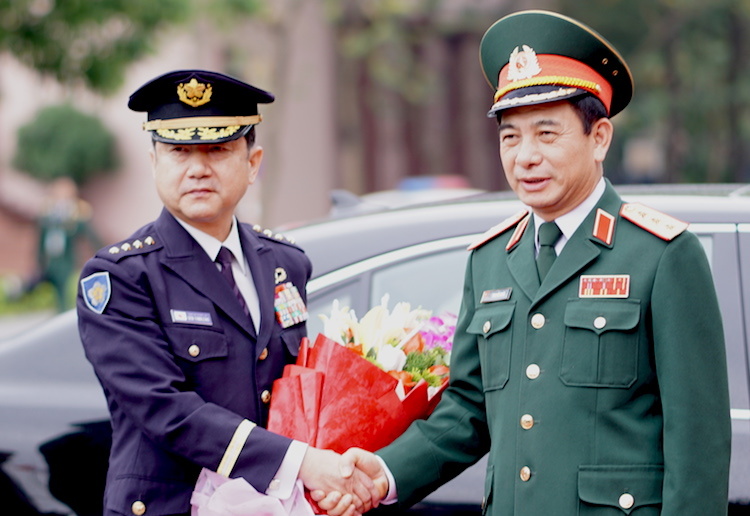 Đại tướng Phan Văn Giang (phải), Tổng tham mưu trưởng Quân đội nhân dân Việt Nam, Thứ trưởng Quốc phòng đón Đại tướng Yamazaki Koji, Tham mưu trưởng Liên quân Nhật Bản sáng 2/3. Ảnh: Hoàng Thuỳ