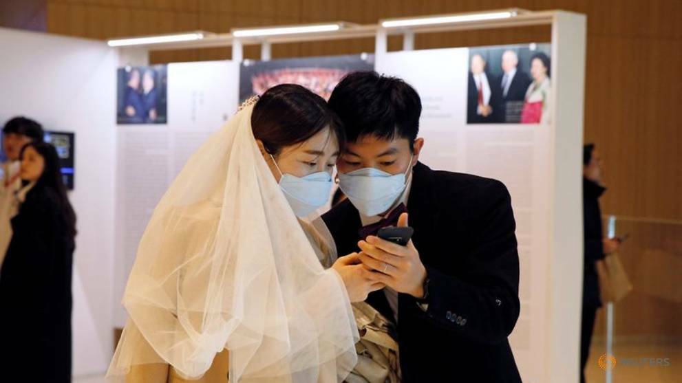 Một cặp đôi đeo khẩu trang tại lễ cưới ở Gapyeong, Hàn Quốc hôm 7/2. Ảnh: Reuters.