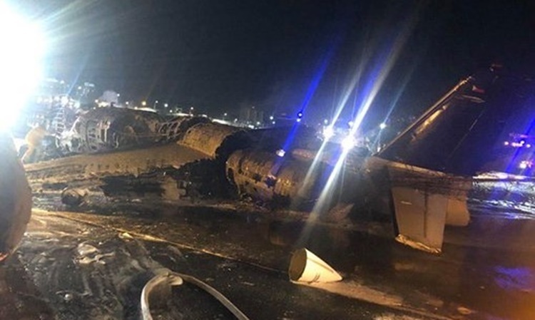 Chiếc máy bay tại hiện trường vụ tai nạn. Ảnh: Twitter/MikeGo.