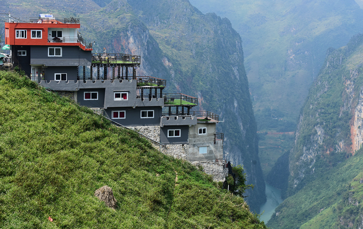 Nhà hàng Panorama trên đèo Mã Pì Lèng. Ảnh: Giang Huy