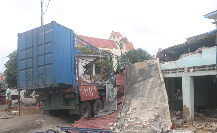 Tường nhà bị sập sau khi xe đâm. Ảnh: Q Lưu.