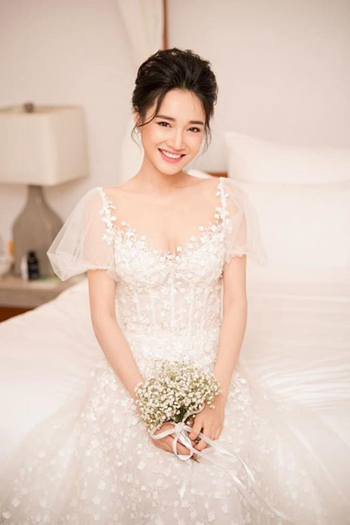 Lễ đính hôn của Nhã Phương và Trường Giang diễn ra vào chiều tối nay (24/8) trên bờ biển của một resort sang trọng ở Hội An (Quảng Nam), quê hương của anh Mười Khó