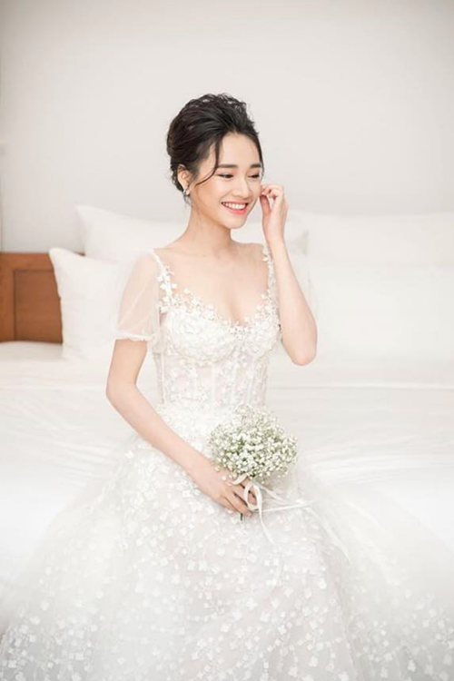 Nhã Phương khoe nét đẹp trong trẻo trong chiếc váy cưới chất liệu voan.