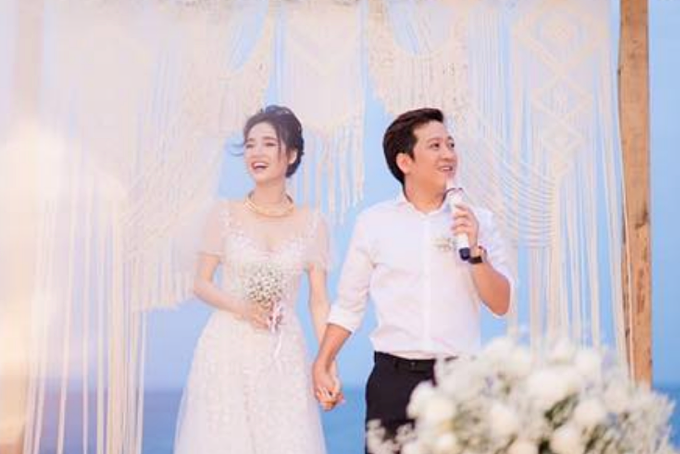 Đôi vợ chồng hạnh phúc trao lời hẹn thề trước sự chứng kiến của gia đình, bạn bè thân thiết.