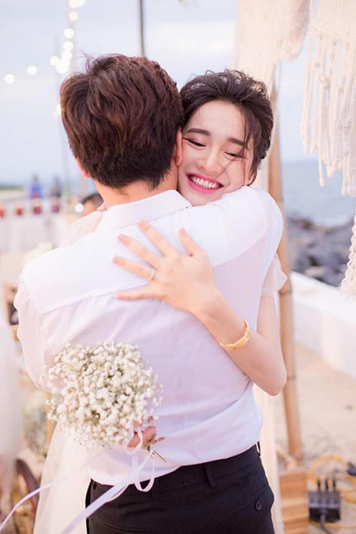 Nhã Phương ôm chặt ông xã trước khi cùng anh về chung một nhà, vun đắp tổ ấm tương lai.