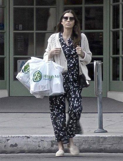 Jessica Biel không mang nhẫn cưới khi đi mua sắm. Ảnh: Backgrid.