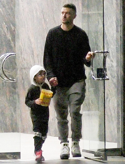 Justin Timberlake đưa con trai đi xem phim tối 1/3. Ảnh: Backgrid.