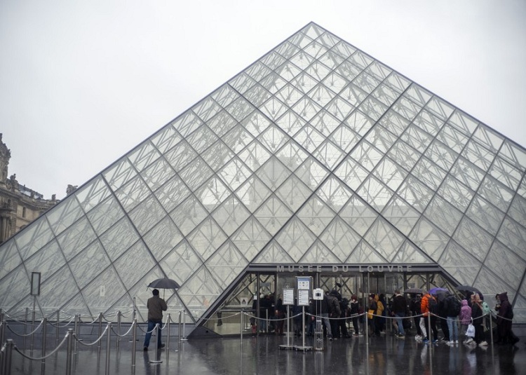 Khách tham quan xếp hàng trước cửa bảo tàng Louvre vào 1/3, không biết trước nơi này đóng cửa. Ảnh: AP.