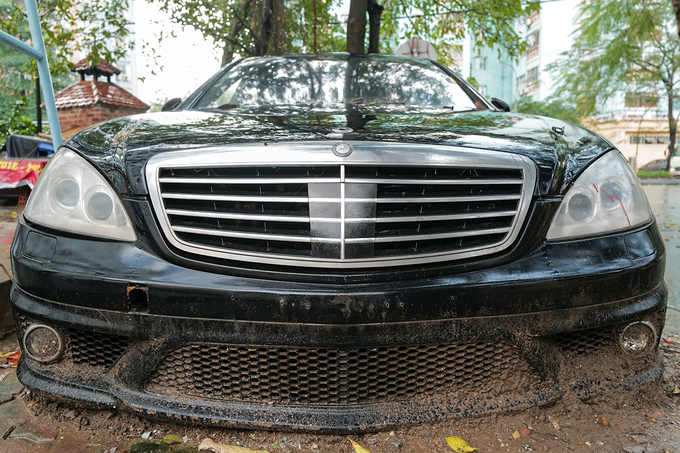 Xe hiệu suất cao Mercedes bỏ hoang trên vỉa hè