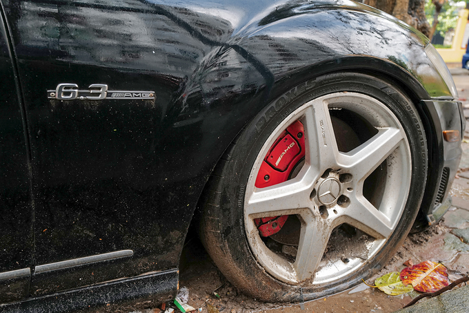 Xe hiệu suất cao Mercedes bỏ hoang trên vỉa hè