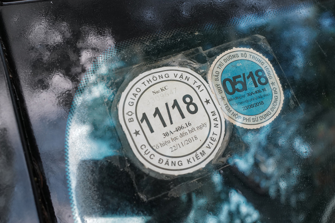 Xe hiệu suất cao Mercedes bỏ hoang trên vỉa hè