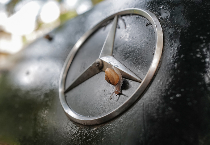 Xe hiệu suất cao Mercedes bỏ hoang trên vỉa hè