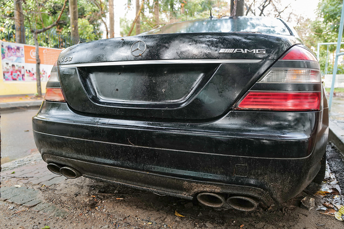 Xe hiệu suất cao Mercedes bỏ hoang trên vỉa hè