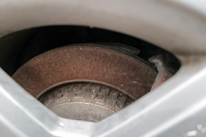 Xe hiệu suất cao Mercedes bỏ hoang trên vỉa hè