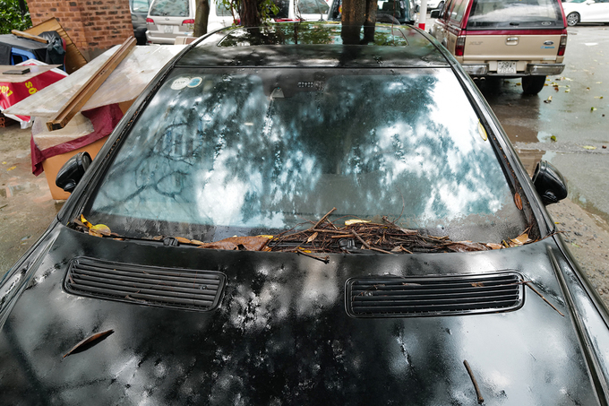 Xe hiệu suất cao Mercedes bỏ hoang trên vỉa hè