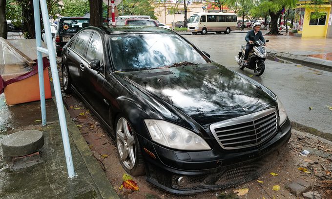 Xe hiệu suất cao Mercedes bỏ hoang trên vỉa hè