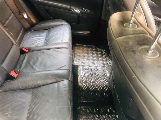 Xe hiệu suất cao Mercedes bỏ hoang trên vỉa hè