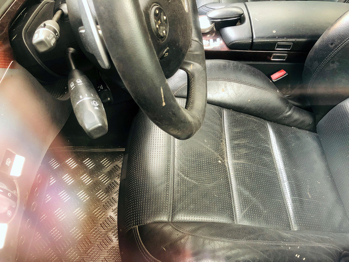 Xe hiệu suất cao Mercedes bỏ hoang trên vỉa hè