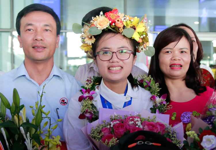 Nguyễn Khánh Linh trở về Việt Nam sau tấm huy chương vàng tại Olympic Vật lý quốc tế hồi tháng 7/2019. Ảnh: Thanh Hằng