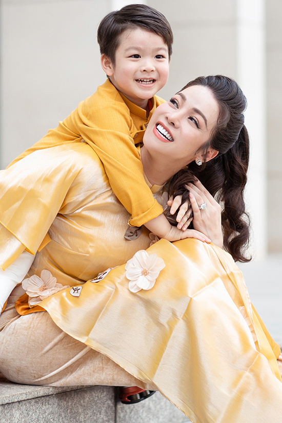 Nhật Kim Anh và con trai chụp ảnh dịp Tết Canh Tý 2020.