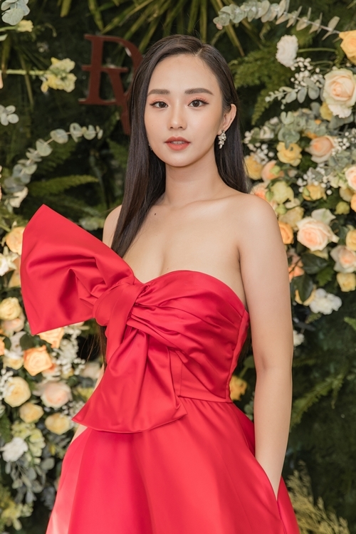 Trần Vũ Hương Trà - Hoa hậu thế giới người Việt tại Pháp 2019 gợi cảm hết cỡ tại sự kiện.