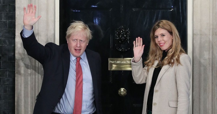 Thủ tướng Anh Boris Johnson và bạn gái Carrie Symonds tại số 10 phố Downing hồi tháng 12 năm ngoái. Ảnh: Reuters.