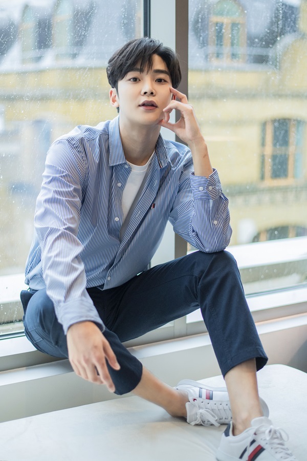 Thần tượng Hàn nhận mưa lời khen diện mạo