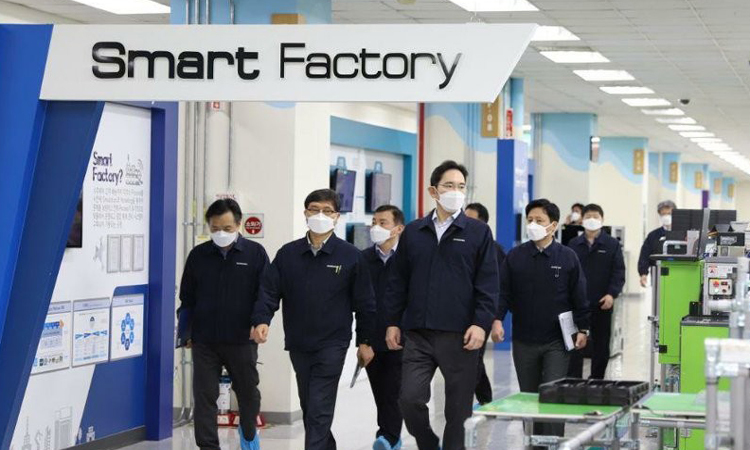 Phó Chủ tịch Tập đoàn điện tử Samsung khảo sát nhà máy Gumi vào ngày 3/3. Ảnh: Yonhap. 