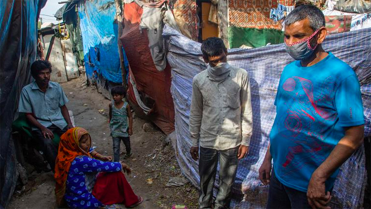Người dân ở một khu ổ chuột Mumbai, hầu hết không có khẩu trang, cho hay họ sẽ chết đói vì không thể đi làm, chứ không phải chết vì nCoV. Ảnh: AFP
