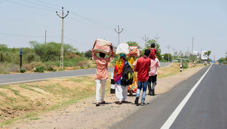 Người lao động rời thành phố, đi bộ về quê dọc một đường cao tốc Ấn Độ. Ảnh: AFP